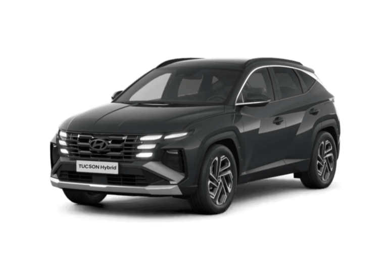 En svart Hyundai Tucson Hybrid står mot vit bakgrund. Bilen har en kraftfull och modern stil med bred front, skarpa linjer längs sidorna och unika LED-lampor framtill som ser ut som lysande block. Den ser både robust och elegant ut.