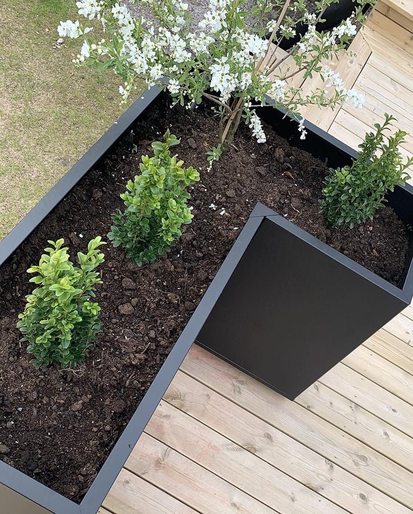 Plant Box vinkel svart - planteringslåda i rostfritt material. Tillverkad i Sverige av Wernamo Design.