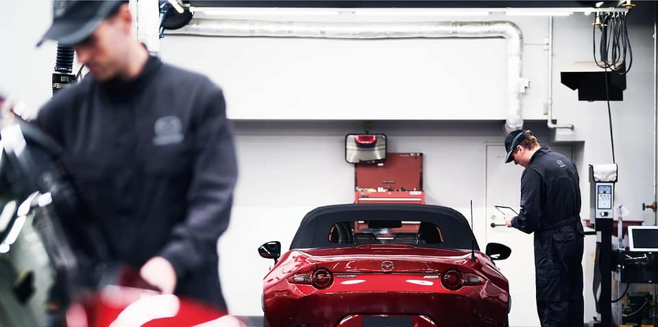 Mekaniker arbetar i verkstaden hos Bilpunkten - Din bilhandlare i Borås