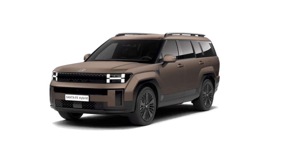 En brun Hyundai Santa Fe Hybrid står mot vit bakgrund. Bilen har ett kantigt och kraftfullt utseende med bred front, fyrkantiga strålkastare och stora hjul. Den ser rymlig ut med högt tak och stora fönster, vilket ger ett robust och modernt intryck.