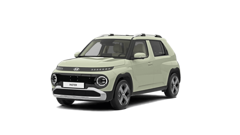 En ljusgrön Hyundai Inster med svarta detaljer står mot vit bakgrund. Bilen är kompakt med en kantig design, runda strålkastare och moderna detaljer.