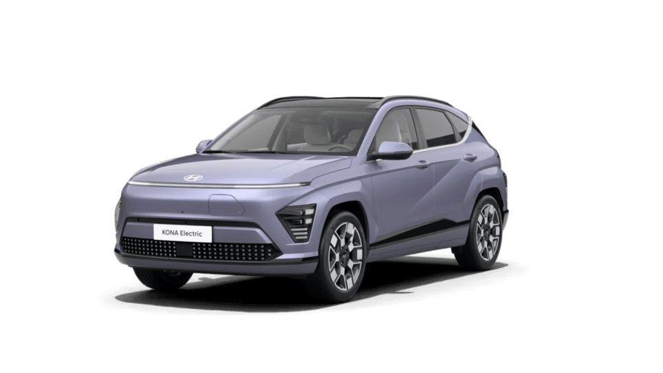 n ljuslila Hyundai KONA Electric med kantig och modern form. Bilen har smala framlyktor, blanka detaljer och stora hjul som ger den ett tufft och framtidsinriktat utseende.