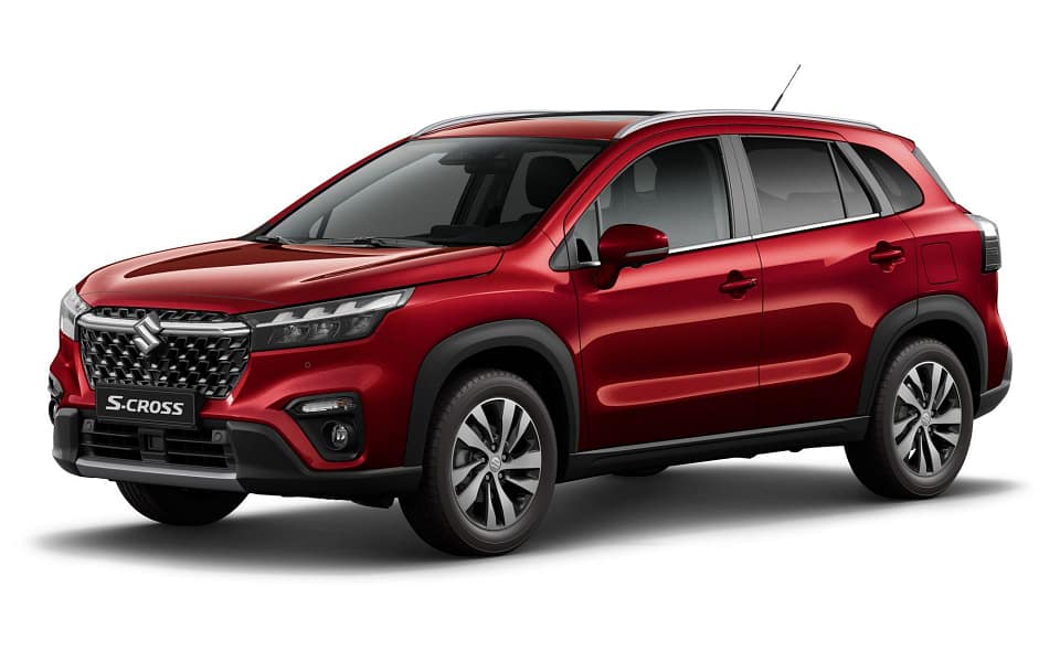 En utklippt röd Suzuki S-CROSS sett snett från sidan.