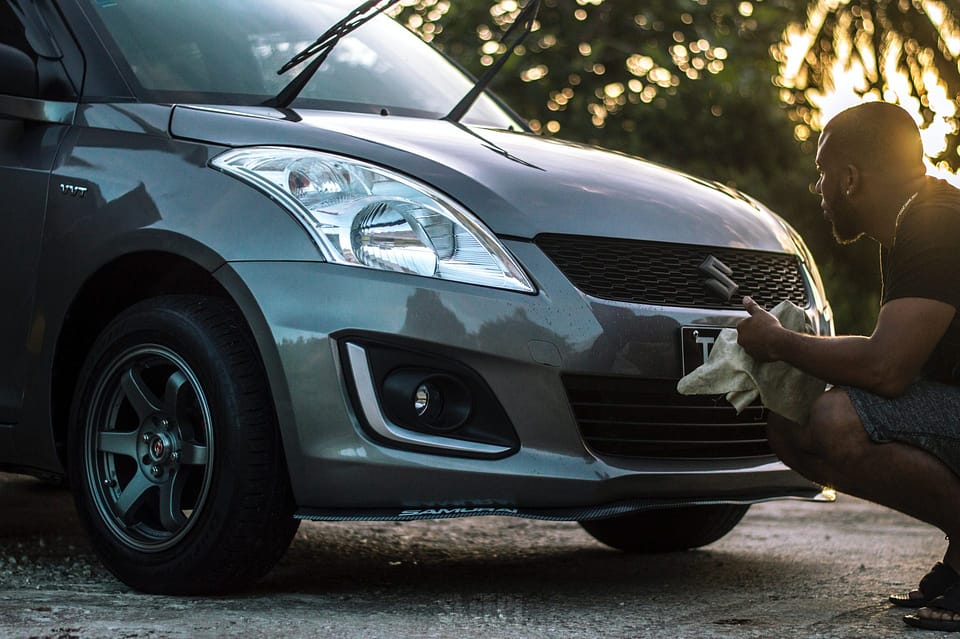 Man som putsar på sin Suzuki