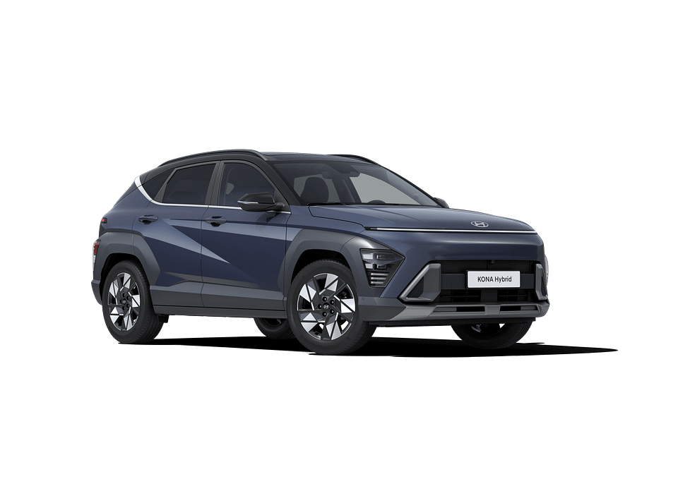 En mörkblå Hyundai KONA Hybrid står mot vit bakgrund. Bilen är en kompakt SUV med en modern design, smal LED-ljuslist framtill och kantiga former på stötfångare och sidor. Den har silverfärgade fälgar och ett stilrent, sportigt utseende.