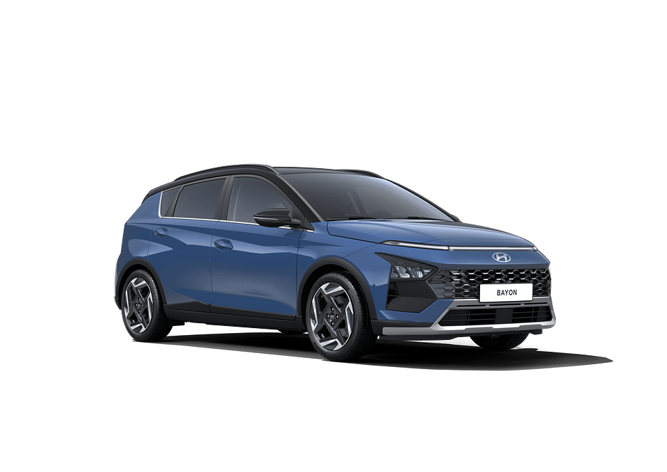 En mörkblå Hyundai Bayon står mot vit bakgrund. Bilen har en kompakt och kantig design med smala LED-ljus längst upp och större strålkastare längre ner. Den har en bred svart frontgrill, silverfärgade detaljer och vinklade former längs sidorna som ger ett modernt och piggt intryck.